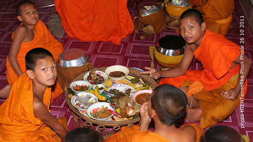 Breakfast in temple Wat Luang 1 by tGenteneeRke along the Mekong river
