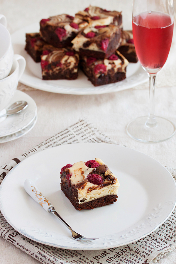 Cheesecake raspberry brownies