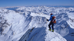 Mirek rozpoczyna zejście grania ze szczytu Gran Zebru (3851m)