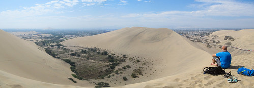 Huacachina, ses dunes et ses potagers (à gauche)