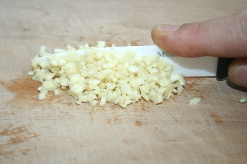 22 - Knoblauch zerkleinern / Mince garlic