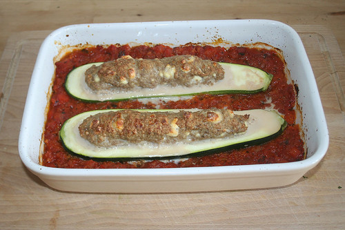39 - Gefüllte Zucchini im Gemüsebett - Fertig gebacken / Stuffed zucchini on vegetables - Finished baking
