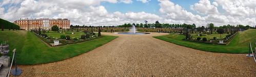 Hampton_Court_Gardens_Panorama by fangleman
