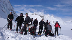 Grupa skiturowa w pełnym składzie na lodowcu Galmigletscher