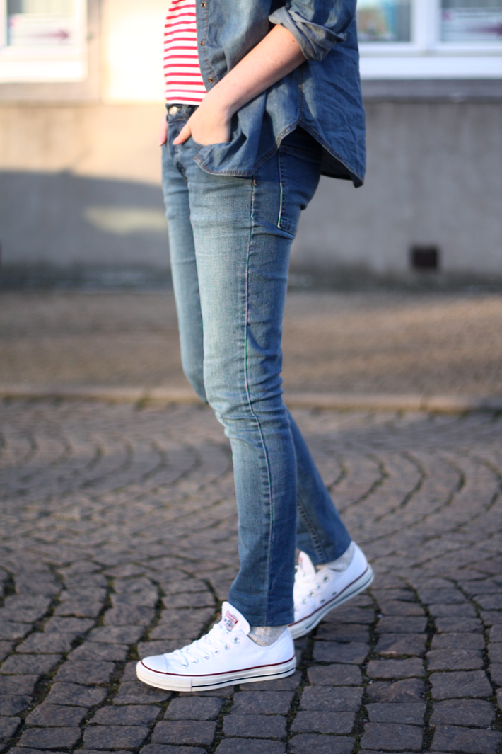 noir converse and blue jeans - Akileos