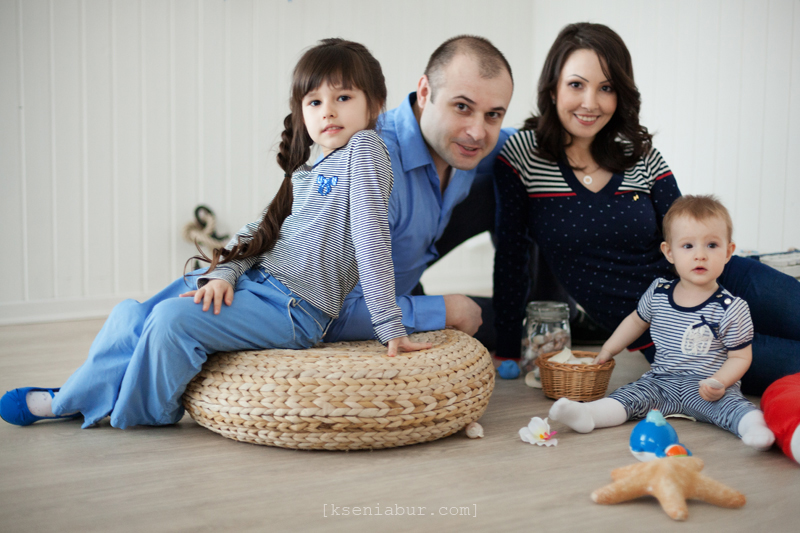 Семейная фотосессия в студии, семейный фотограф Новосибирск