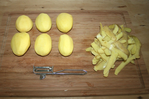 16 - Kartoffeln schälen / Peel potatoes