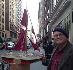 計劃發起人 Erik Andrus 與 1/12的帆船「Ceres」模型