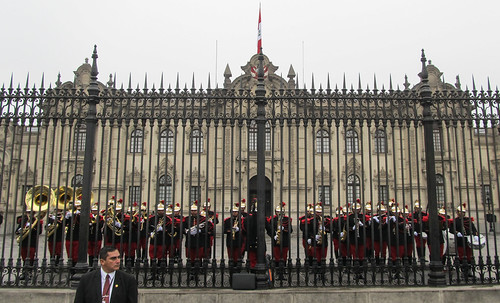 Lima: relève de la garde en fanfare devant le Palacio del Gobierno