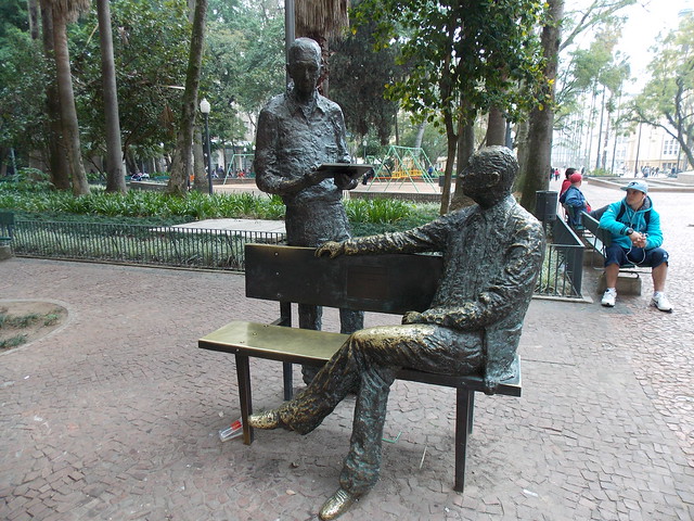 Carlos Drumond de Andrade e Mário Quintana se encontrando na Praça da Alfândega