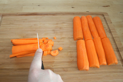 18 - Möhren fein würfeln / Dice carrots