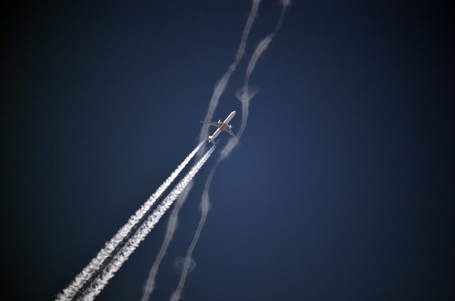 Dancing with contrails: UAE36 Emirates Boeing 777 (A6-EBA) at FL330 enroute from Newcastle to Dubai passing contrail of Lufthansa Airbus 340 (D-AIHH)