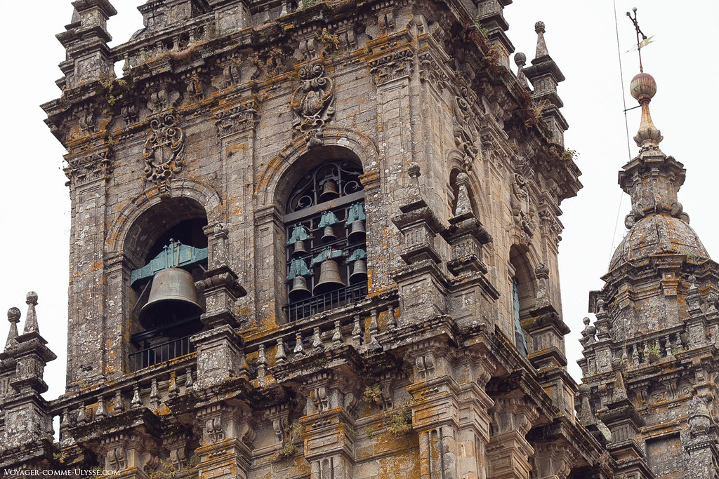 Torre dos sinos, com o carrilhão a direita. Reconhece-se na decoração da torre, a cruz e a concha de Santiago.