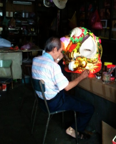 making  the head of a lion for lion dance - 做舞狮头