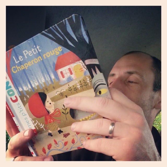 ♥ papa lit une histoire en voiture en attendant l'heure de notre rendez vous ♥ #lepetitchaperonrouge #book #livre #ourlittlefamily #france