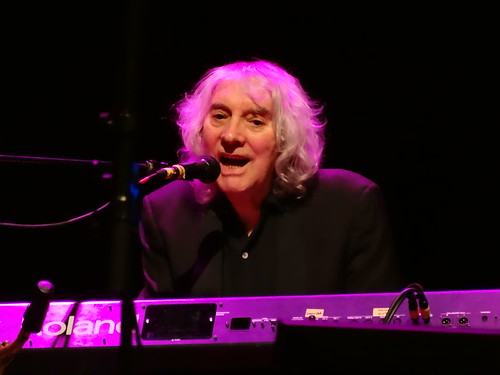 Albert Lee singing the Everly Brothers song "Crying In The Rain" by inesmusicpics