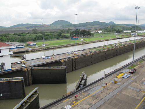 Canal de Panama: l'eau de la première voie de navigation est assez descendue, on peut maintenant ouvrir les portes de l'écluse pour laisser passer le bateau...