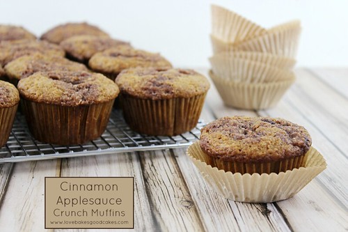 Cinnamon Applesauce Crunch Muffins #muffins #cinnamon #applesauce #breakfast