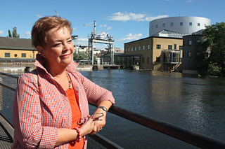 Elsy Sundström guidar genom Industrilandskapet.
