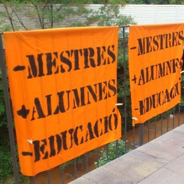 Pancartes a la 1a marxa per l'educació : -mestres, + alumnes, - educació #retallades #igerscat #osona