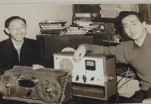 野地錄音師蒲谷鶴彥（圖左）為日本文化廣播電台提供鳥音放送節目，一做就是50年。攝影：范欽慧。