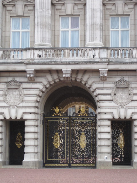Buckingham Palace gold gates & balcony