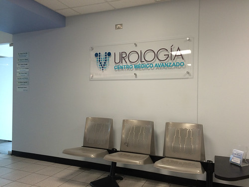 San José: la Clinica Biblica. Salle d'attente commune avec le service d'urologie ;)