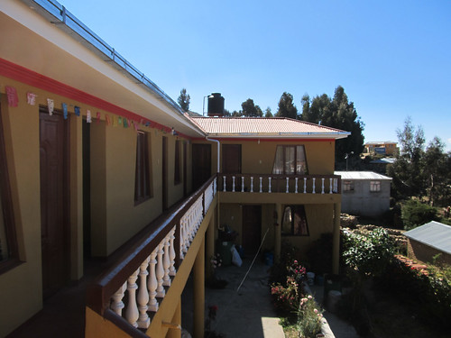 Lac Titicaca: notre hôtel sur l'Isla del Sol. Nous avons la meilleure chambre, celle au bout qui termine le L, avec trois grandes fenêtres.