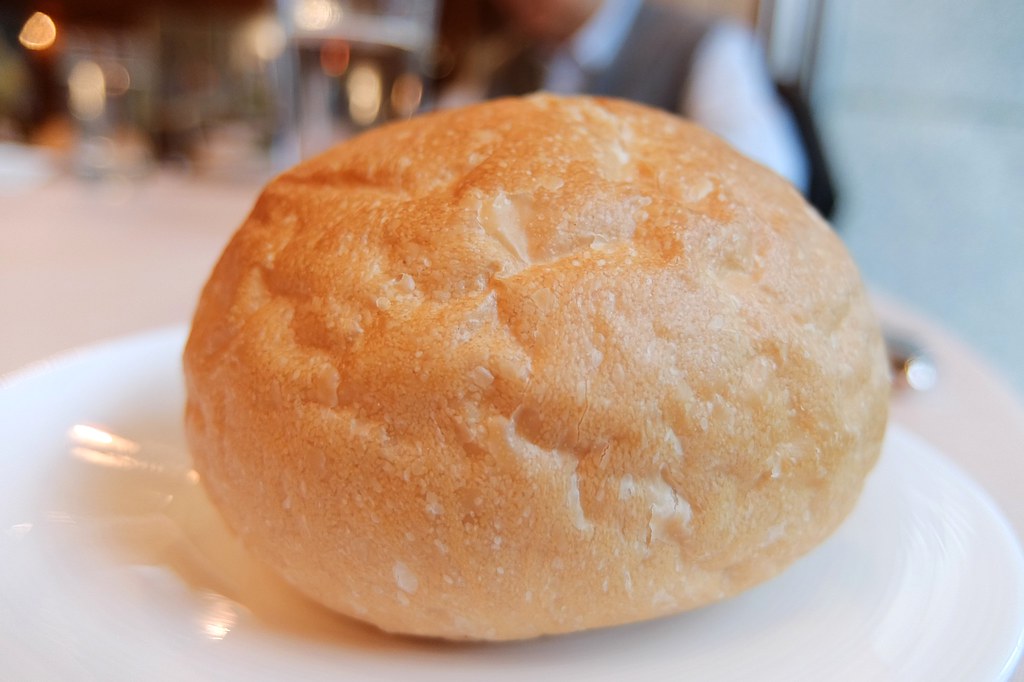 麵包，外脆內鬆軟，有附上奶油可夾
