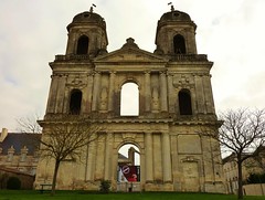 Saint jean d' Angely, église inachevée les 2 tours