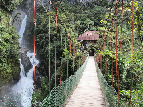 Baños: le pont suspendu et la cascada El Pailon del Diablo