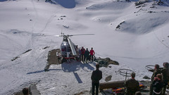 Helikopter podejmuje chorego ze schroniska Cabane des Dix 2928m.