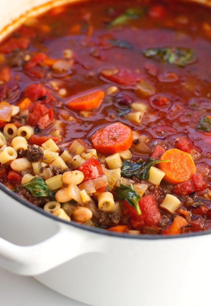Pasta e Fagioli soup - a thick and hearty soup loaded with veggies and protein and it takes just 30 minutes to make, from start to finish! #copycat #recipe #pastaefagioli #olivegarden | Littlespicejar.com