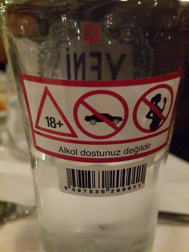 Kemény figyelmeztetések az alkoholos üvegen