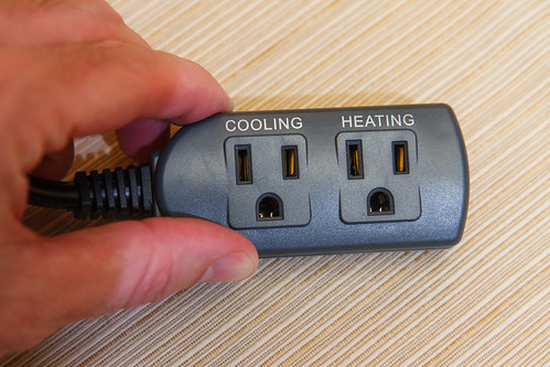 the cooling and heating plugs on the ITC-308 Temperature Controller