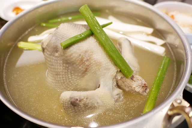 終於來了! 來自韓國首爾的台北1號店 【孔陵一隻雞】，做法和韓國一樣哦！吃完記得留一些高湯煮粥，好美味啊～ @強生與小吠的Hyper人蔘~