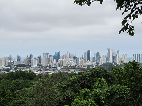 Vue sur les gratte-ciels de Panama City depuis le Parque Natural Metropolitano
