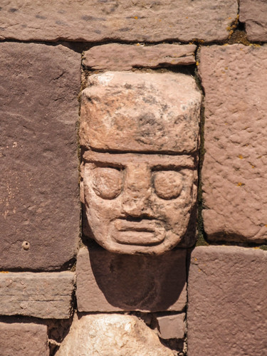 Tiwanaku: le Temple sous-terrain et ses 172 têtes anthropomorphes de roche volcanique