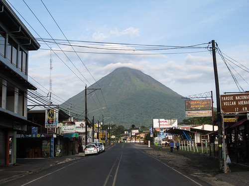 La Fortuna: vue sur le volcan Arenal depuis la rue principale