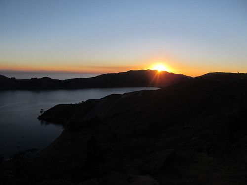 Lac Titicaca: coucher du soleil sur l'Isla del Sol à 4010m d'altitude