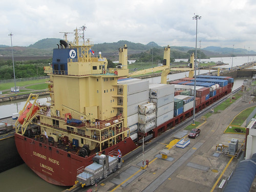 Canal de Panama: un "petit" porte-conteneurs pas très chargé