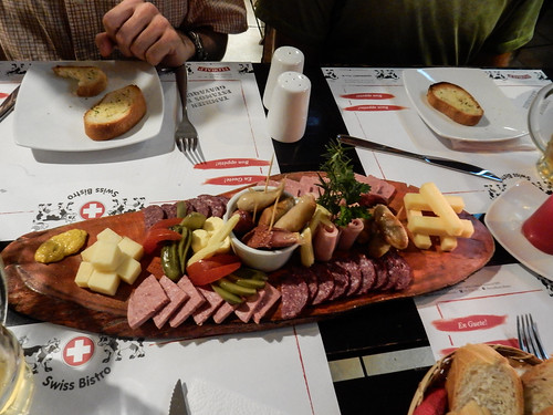 Baños: plateau de fromage et charcuterie en entrée dans un restaurant suisse