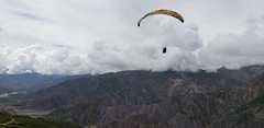 Tandem Paragliding at Huajchilla Platform at 3,900 meters (12,795 ft) above sea level, Llacasa (Río Abajo), La Paz, Bolívia.