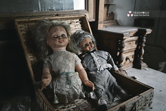 UE: Two Creepy Dolls House