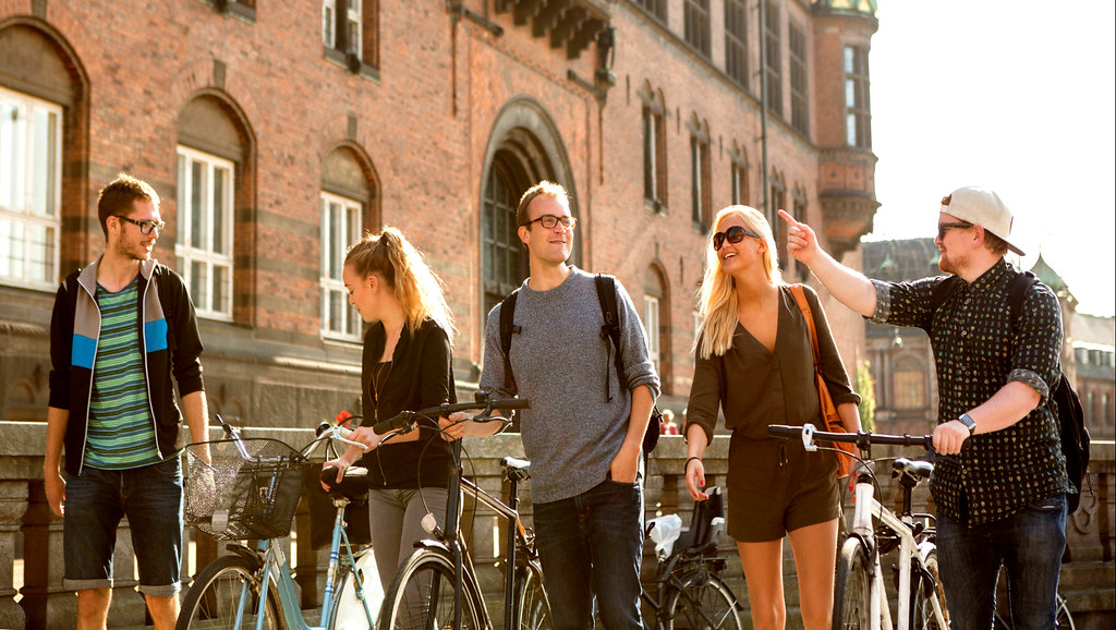 四个学生在欧洲城市散步