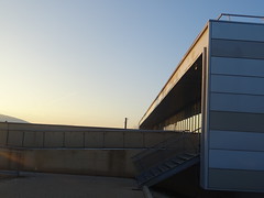 Le centre de maintenance, vue horizontale lors du lever soleil
