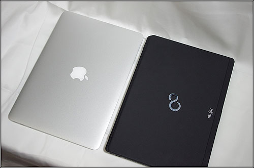 LIFEBOOK SH76/ENとMacBook Airのデザインを比較