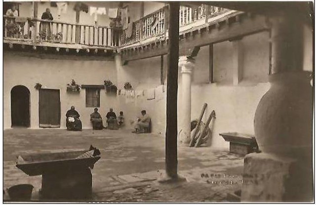 Patio del Mesón del Sevillano en la Cuesta del Carmen (hoy Calle Cervantes) a comienzos del siglo XX