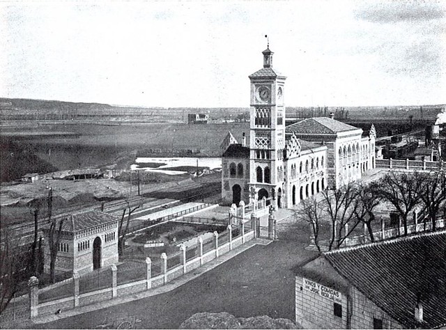 Estación de Ferrocarril hacia 1920. Al fondo el camino de la Senda Galiana y los Palacios de Galiana