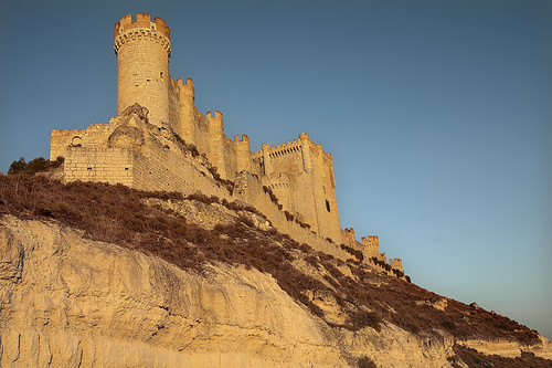 españa castle valladolid castillo penínsulaibérica almenas castillayleón peñafiel unióneuropea museodelvino